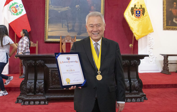 Erasmo Wong recibe Medalla de Lima
